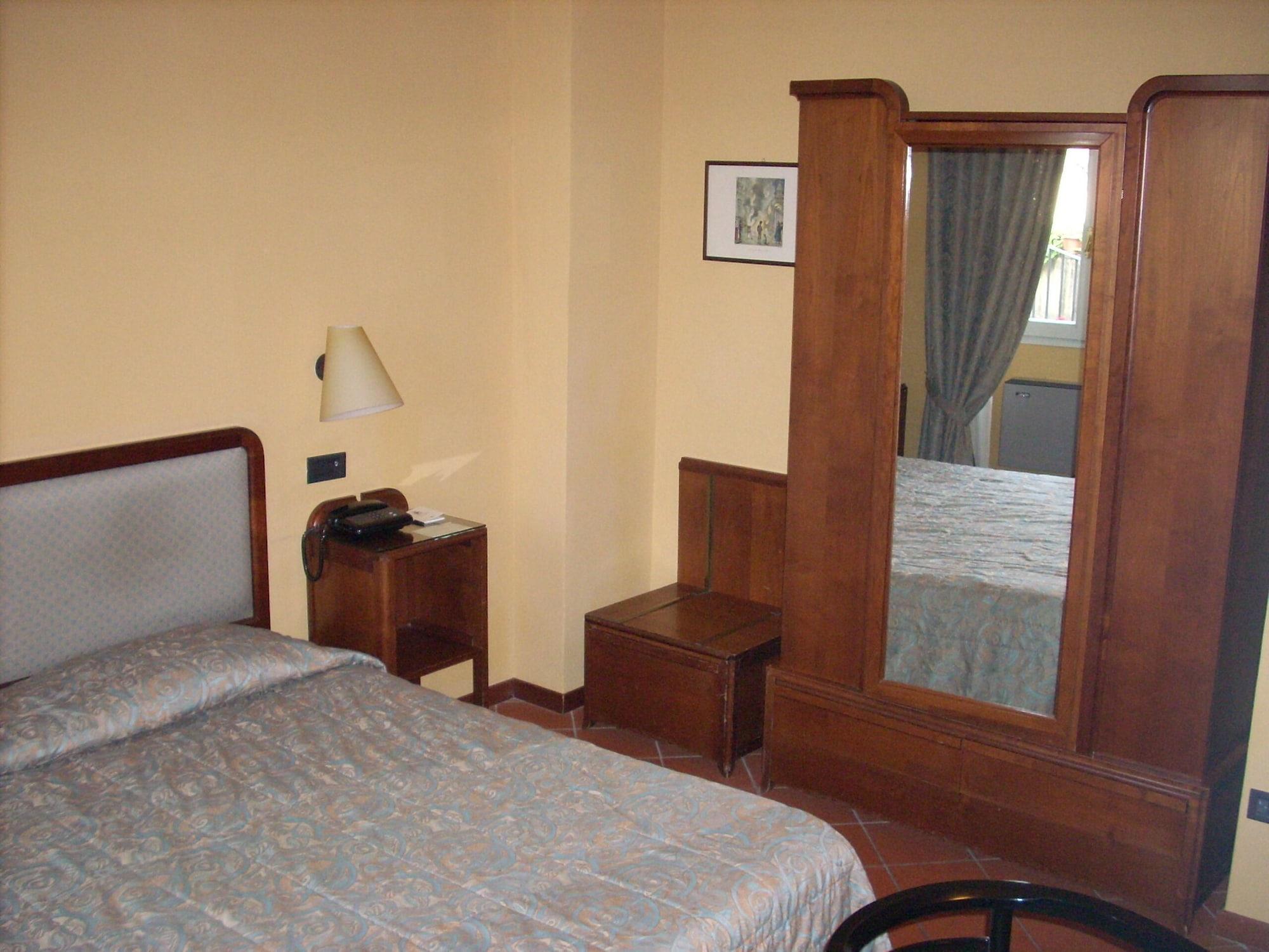 Hotel Palazzo Bocci Спелло Экстерьер фото