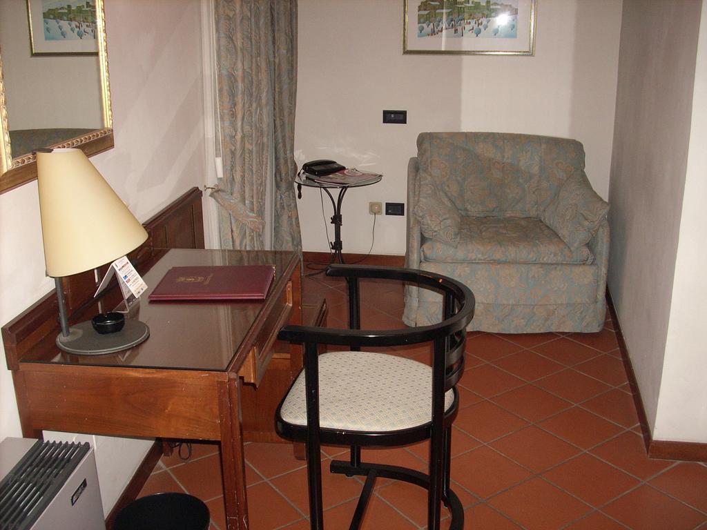 Hotel Palazzo Bocci Спелло Экстерьер фото
